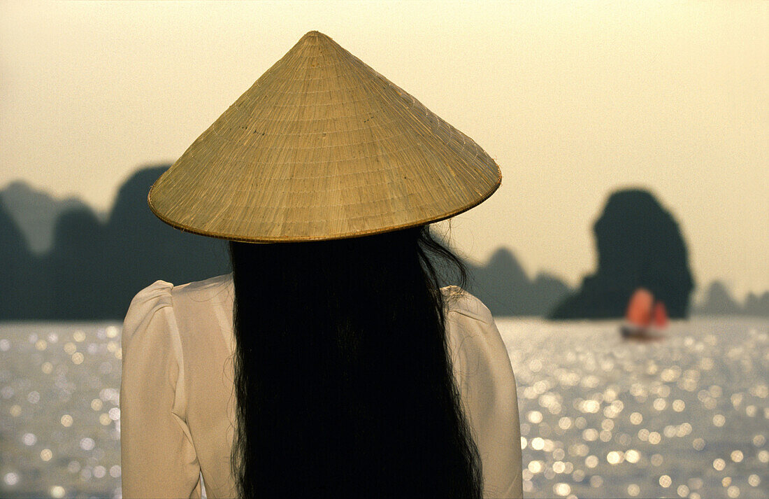 Frau in der Halong Bay, Halong Bucht, Vietnam, Indochina, Asien