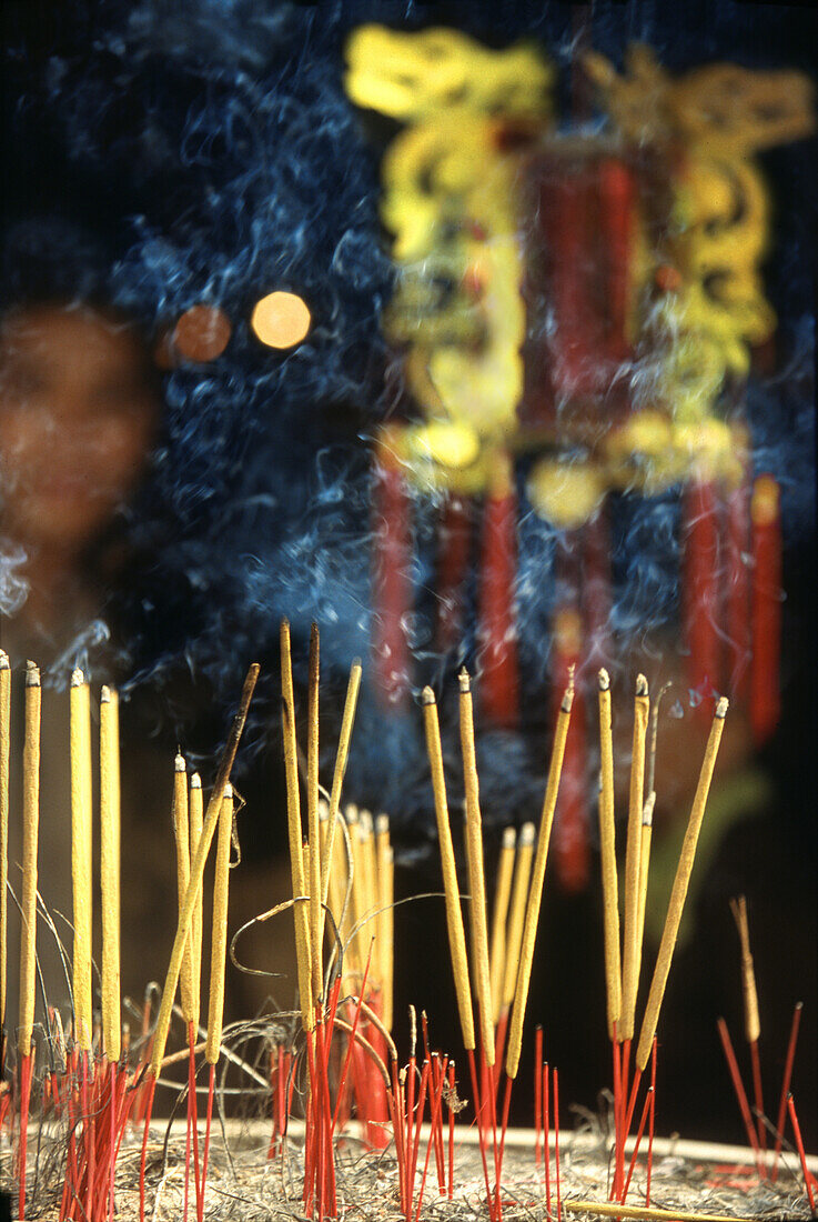 Räucherstäbchen in der Tran Quoc Pagode, Hanoi, Vietnam, Asien