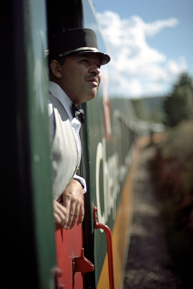 Ein Schaffner schaut aus dem Fenster, Ferrocarril Chihuahua al Pacifico, Chihuahua Express, Mexiko, Amerika