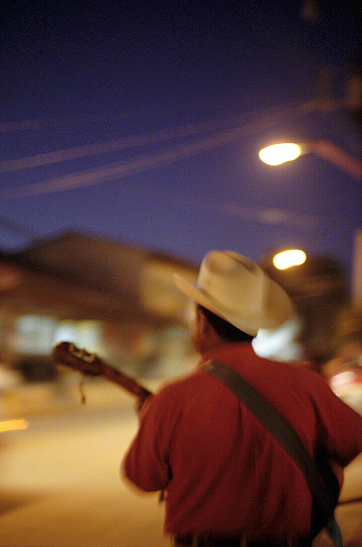Gitarrist am Abend, Creel, Chihuahua, Mexiko
