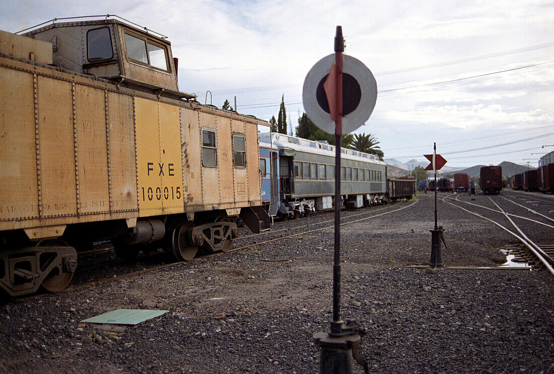 Zug in Bahnhof, Chihuahua, Mexiko