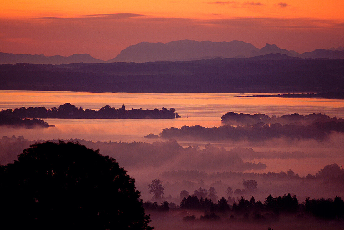 Blick auf Chiemsee und Inseln, Ratzinger Höhe bei Rimsting, Bayern, Deutschland