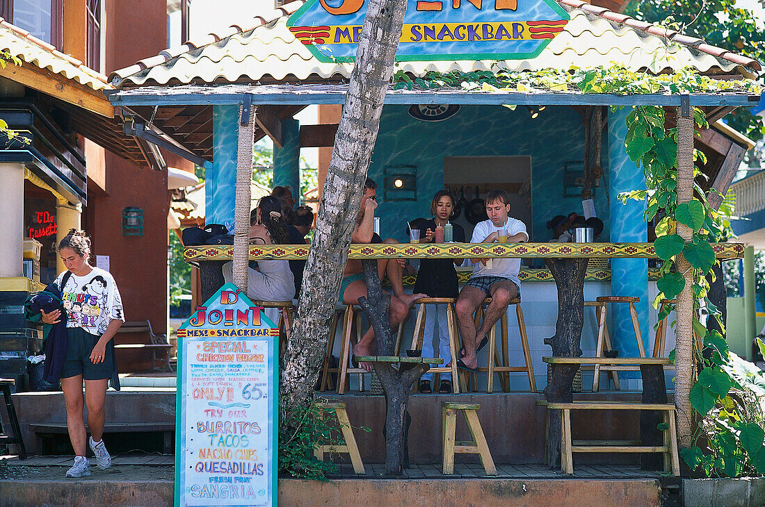 Menschen an einer Strandbar, Playa Cabarete, Dominikanische Republik, Karibik, Amerika