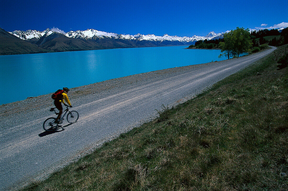 Fahrradfahrer am Pukaki-See, Südinsel, Neuseeland