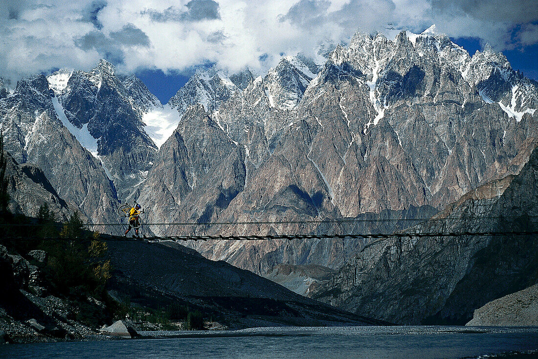 Mountainbiker auf Hängebrücke, b. Passu, Karakorum Highway Hunza Valley, Pakistan