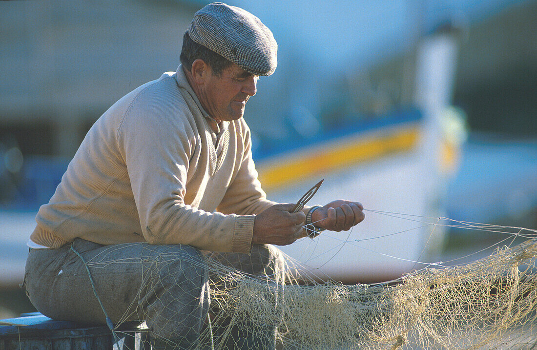 Fischer repariert Netz, Algarve Portugal