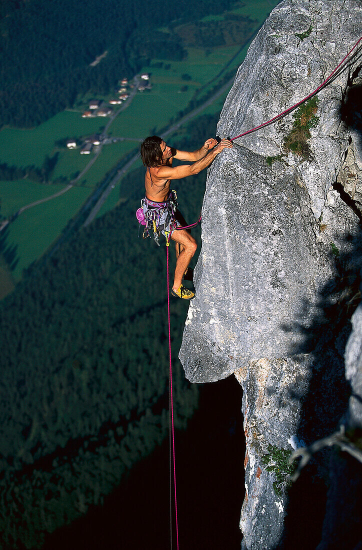 Ein Mann beim Freeclimbing an einer Felswand, Loferer Alp, Salzburger Land, Österreich, Europa