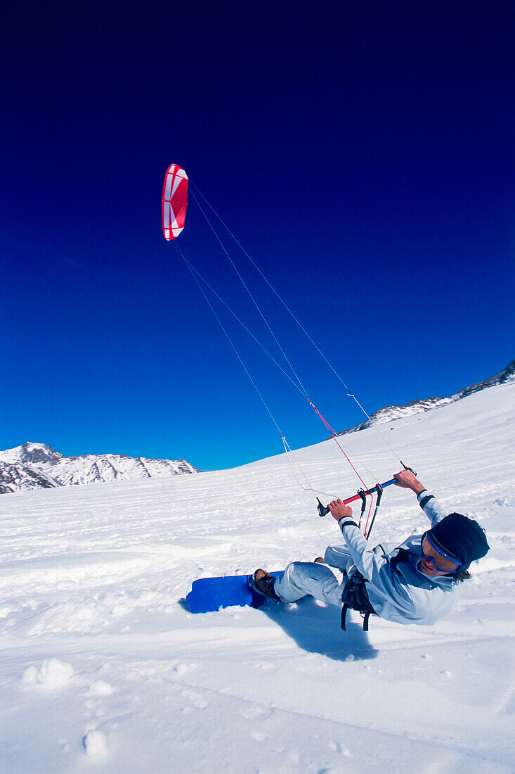 Mann beim Snowkiting, Lermoos, Lechtaler Alpen, Tirol, Österreich