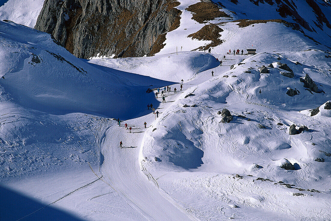 Skifahrer auf der Skipiste, Madloch, Lech, Vorarlberg, Österreich
