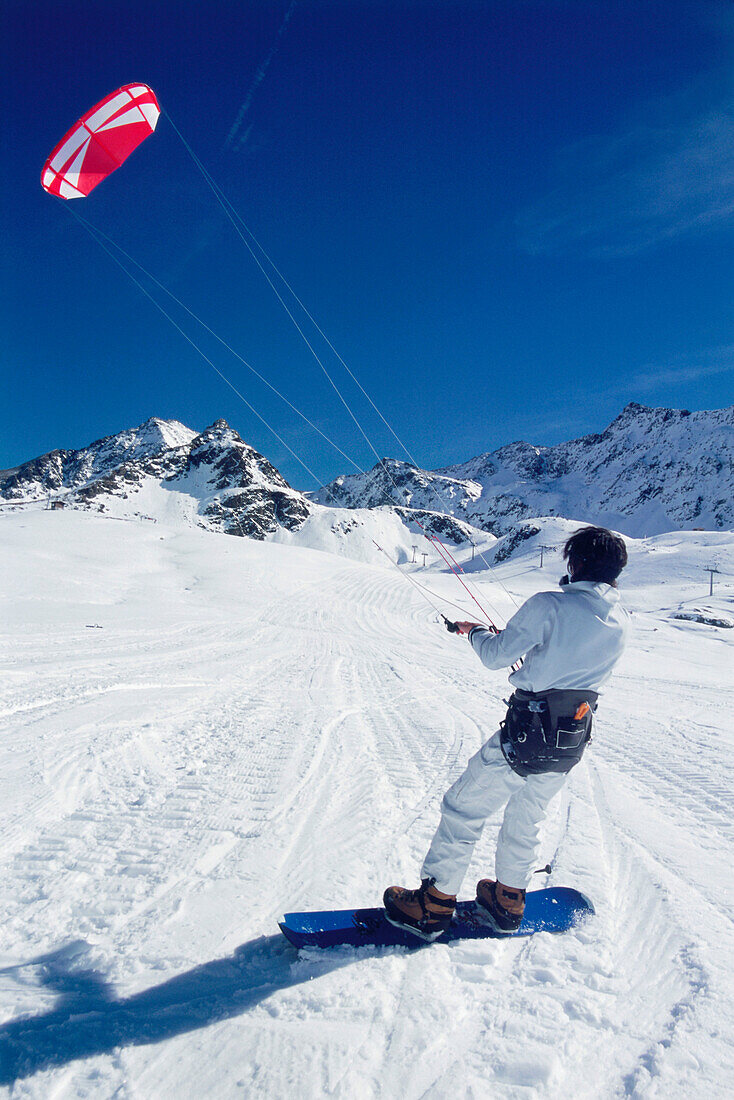 Mann beim Snowkiting, Lermoos, Lechtaler Alpen, Tirol, Österreich