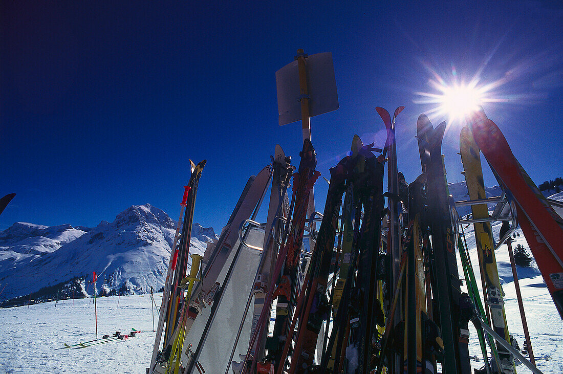 Abgestellte Skier am Mohnenfluh, Lech, Vorarlberg, Österreich