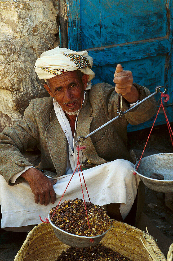 Einheimischer Kaffeehändler wiegt Kaffeebohnen, Souk of Sana, Yemen