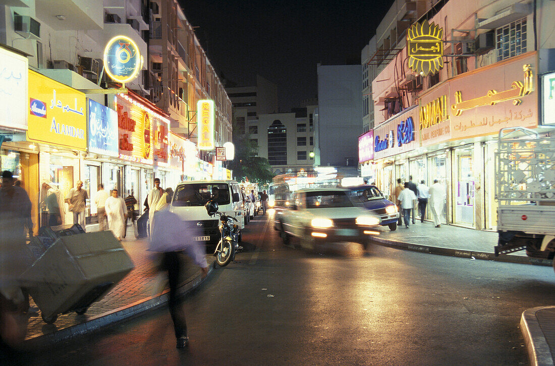 Souk, Menschen auf dem Marktplatz bei Nacht, Dubai, Vereinigte Arabische Emirate, Vorderasien, Asien