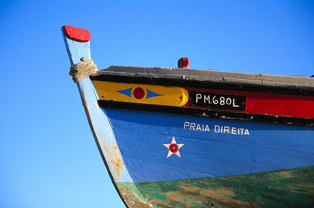 Bunter Bug eines Bootes vor blauem Himmel, Algarve, Portugal
