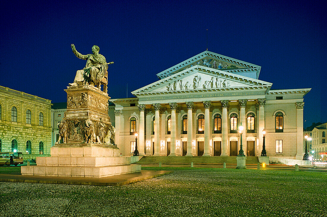 Beleuchtetes Nationaltheater mit Denkmal Max I. Joseph at night, München, Bayern, Deutschland