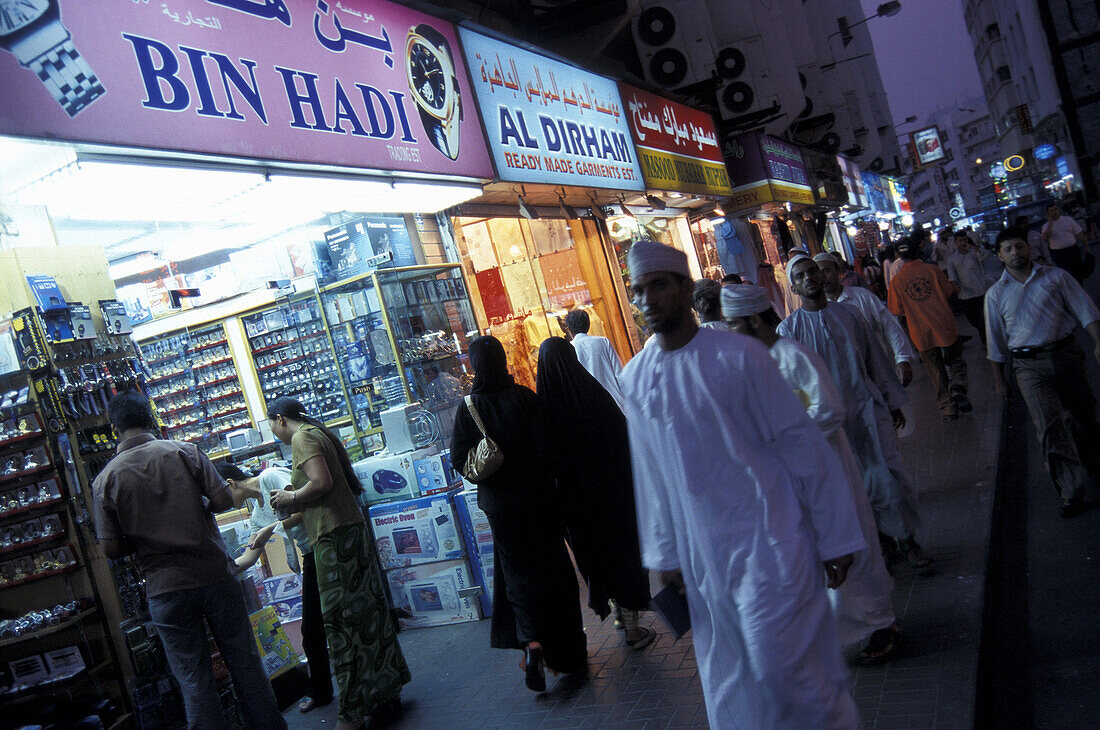 Menschen auf dem Marktplatz bei Nacht, Dubai, Vereinigte Arabische Emirate, Vorderasien, Asien
