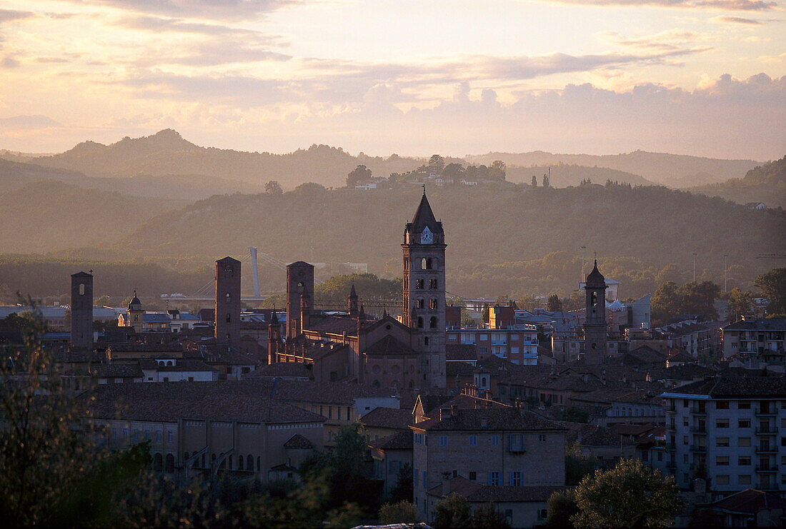 Dorf in der Abenddämmerung, Alba, Piemont, Italien, Europa