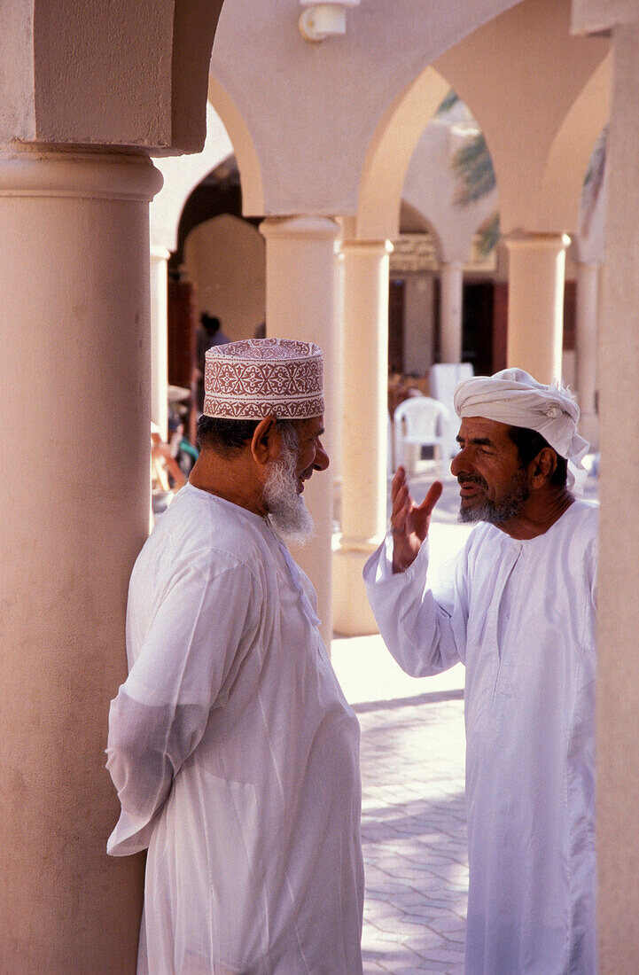 Männer diskutieren, Souk, Nizwa, Oman