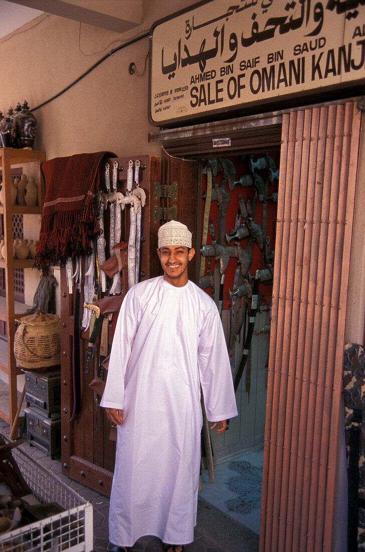 Junger Verkäufer, Souk, Nizwa, Oman, Vorderasien, Asien