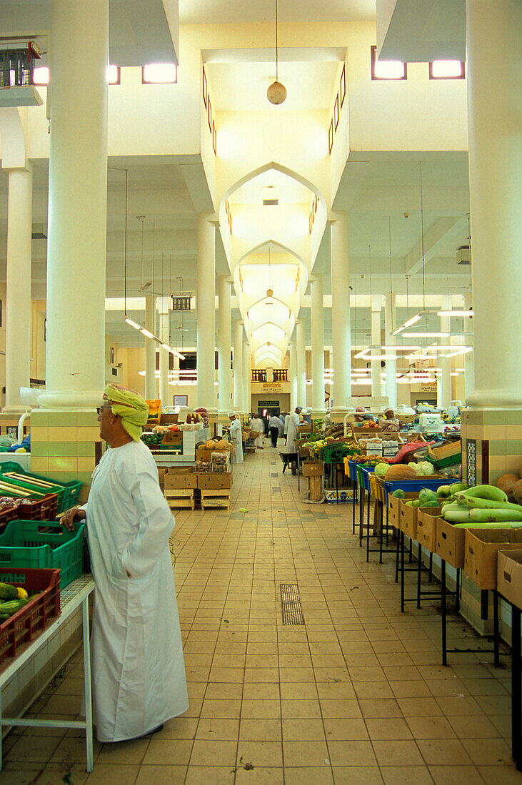 Gemüsemarkt, Menschen in der grossen Markthalle, Nizwa, Oman