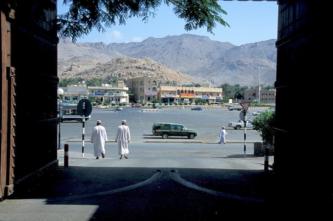 Blick durch ein Tor auf eine Strasse, Nizwa, Oman, Vorderasien, Asien