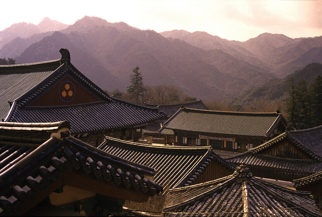 Dächer des Haein-sa Klosters in den Kayasan Bergen bei Sonnenaufgang, Haein-sa, Kayasan Nationalpark, Südkorea, Asien
