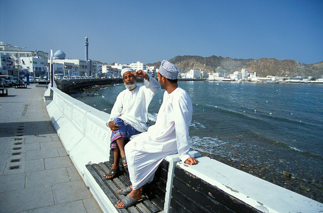 Zwei Männer unterhalten sich, Maskat, Oman