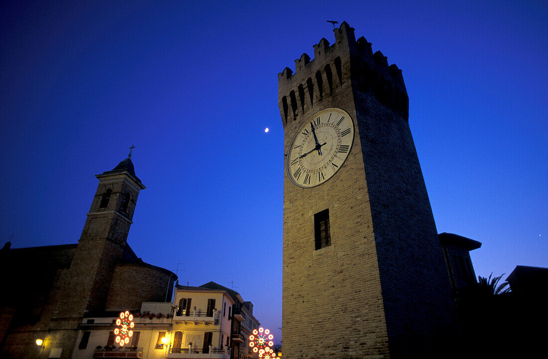 Kirche und Uhrenturm bei Nacht, San Benedetto, Marken, Italien, Europa