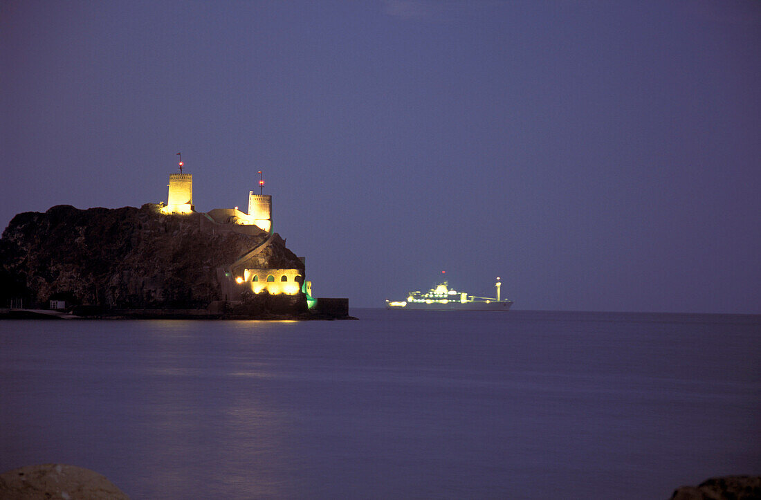 Festung und Hafen bei Nacht, Maskat, Oman, Vorderasien, Asien