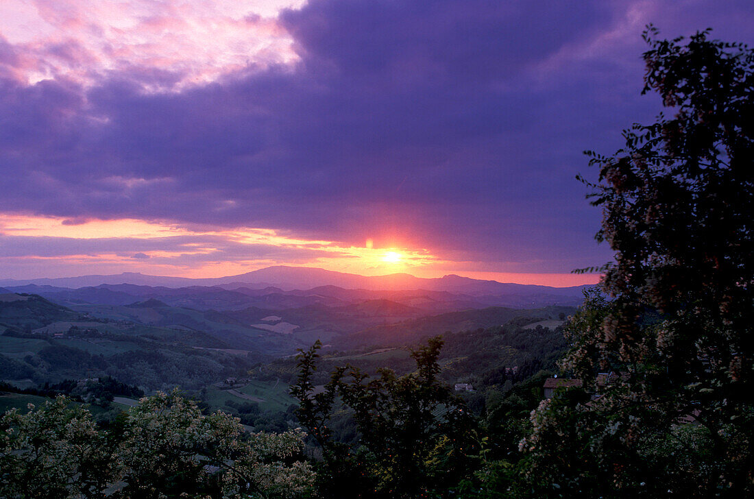 Landschaft bei Sonnenuntergang, Urbino, Marken Italy, Italien, Europa