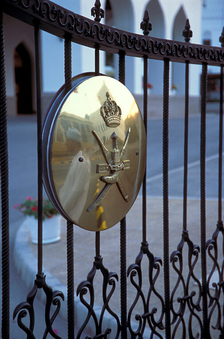 Tor mit Wappen vor dem Palast, Maskat, Oman