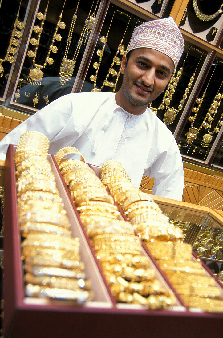 Junger Händler mit Goldschmuck, Souk, Maskat, Oman, Vorderasien, Asien