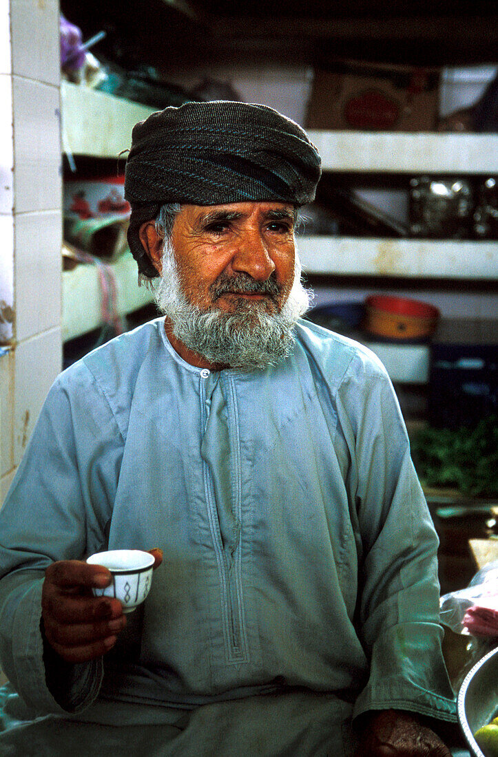 Portrait eines Verkäufers auf dem Markt, Maskat, Oman