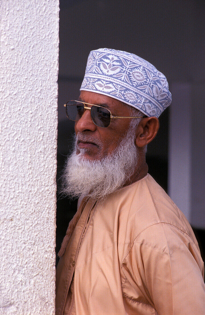 Alter Mann steht an einer Mauer, Maskat, Oman, Vorderasien, Asien