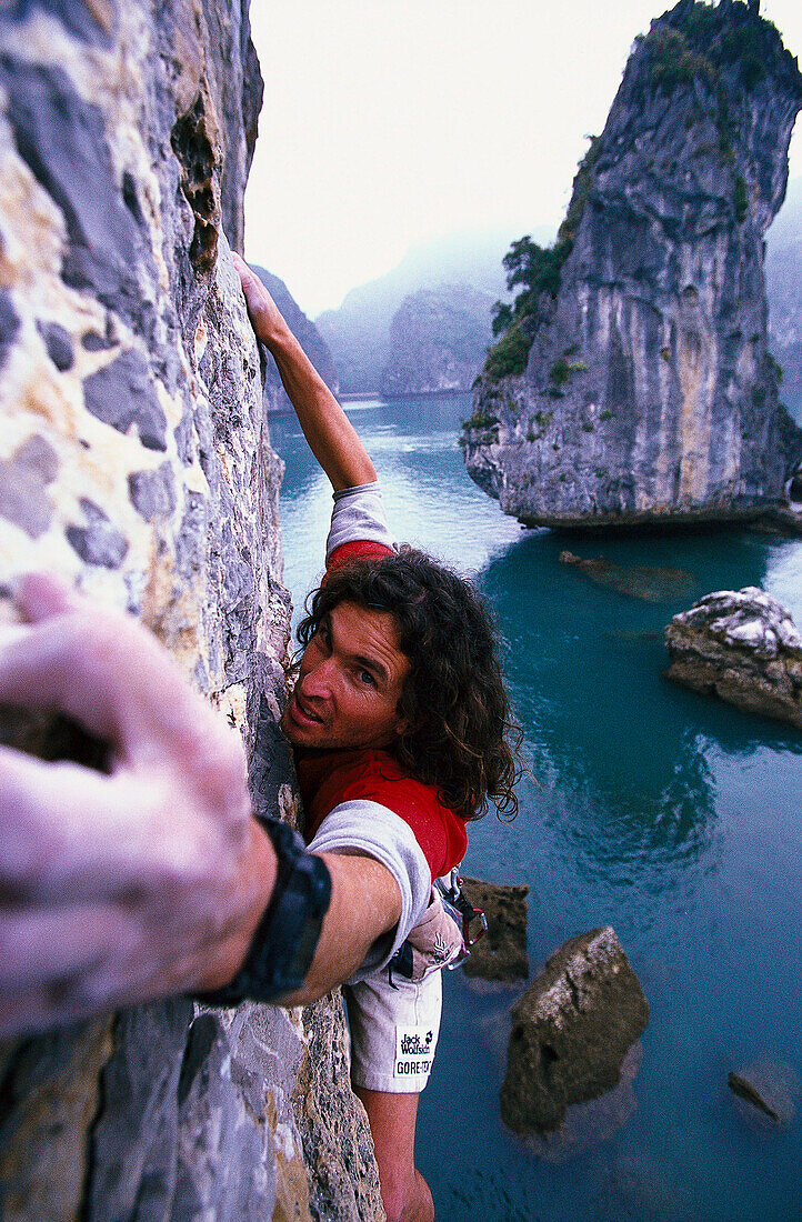 Freeclimbing, Stefan Glowacz klettert über der Halong Bay, Nordvietnam, Vietnam, Asien
