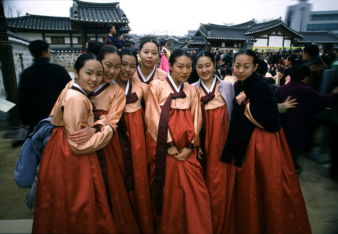 Women in traditional Korean costume hanbok, , Seoul, South Korea Asia