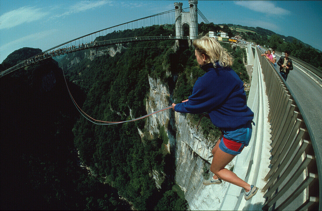 Frau bei Bungee Sprung von einer Brücke, Frankreich