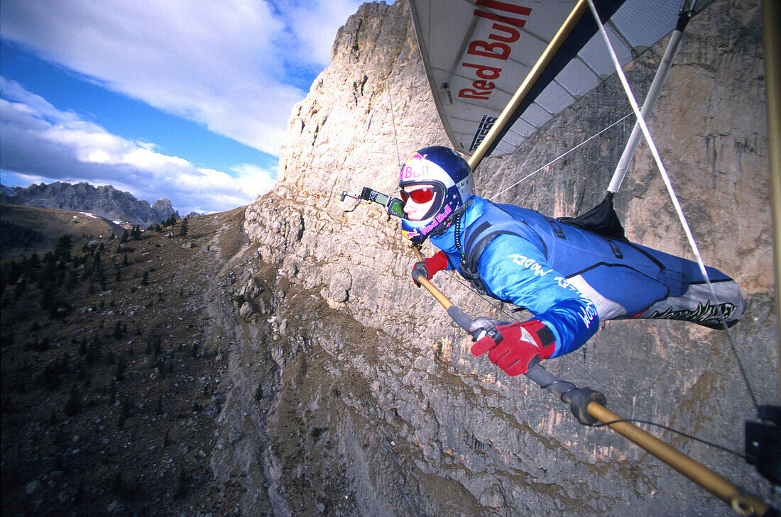 Paraglider vor Felswand, Grödnertal, Südtirol, Italien