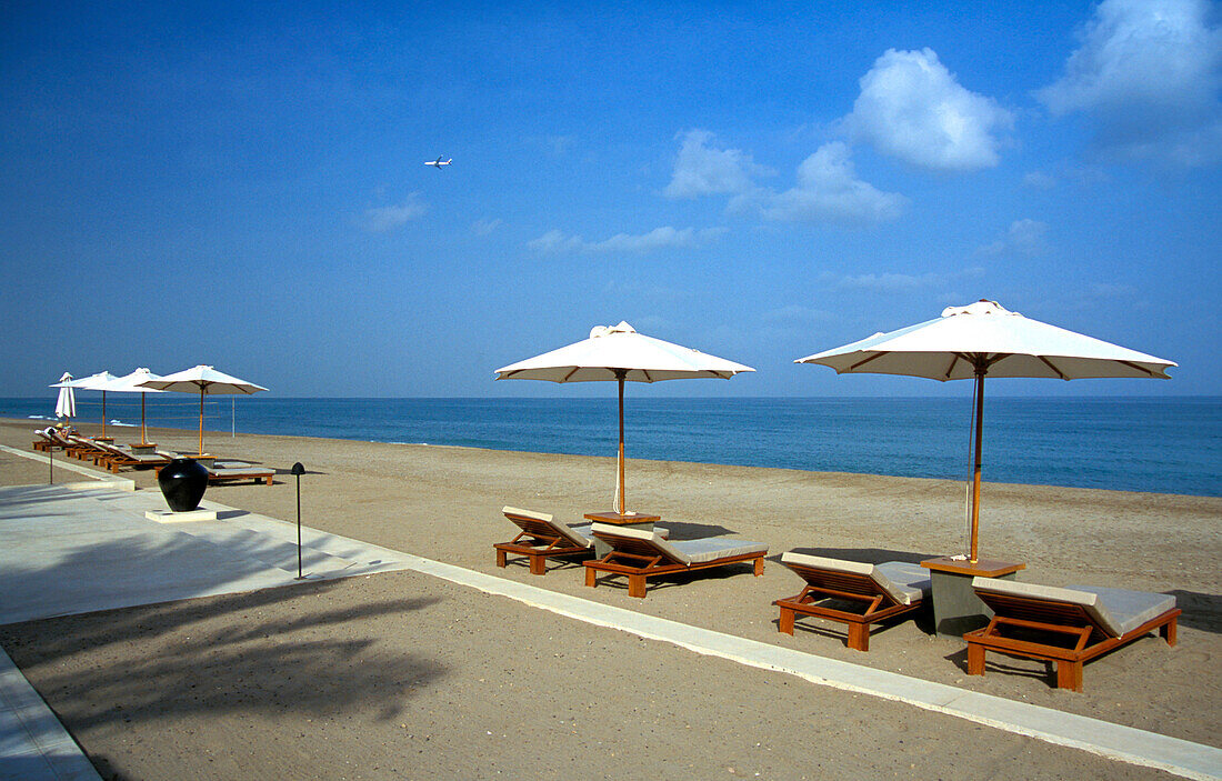 Sonnenliegen am menschenleeren Strand des Chedi Hotel, Maskat, Oman