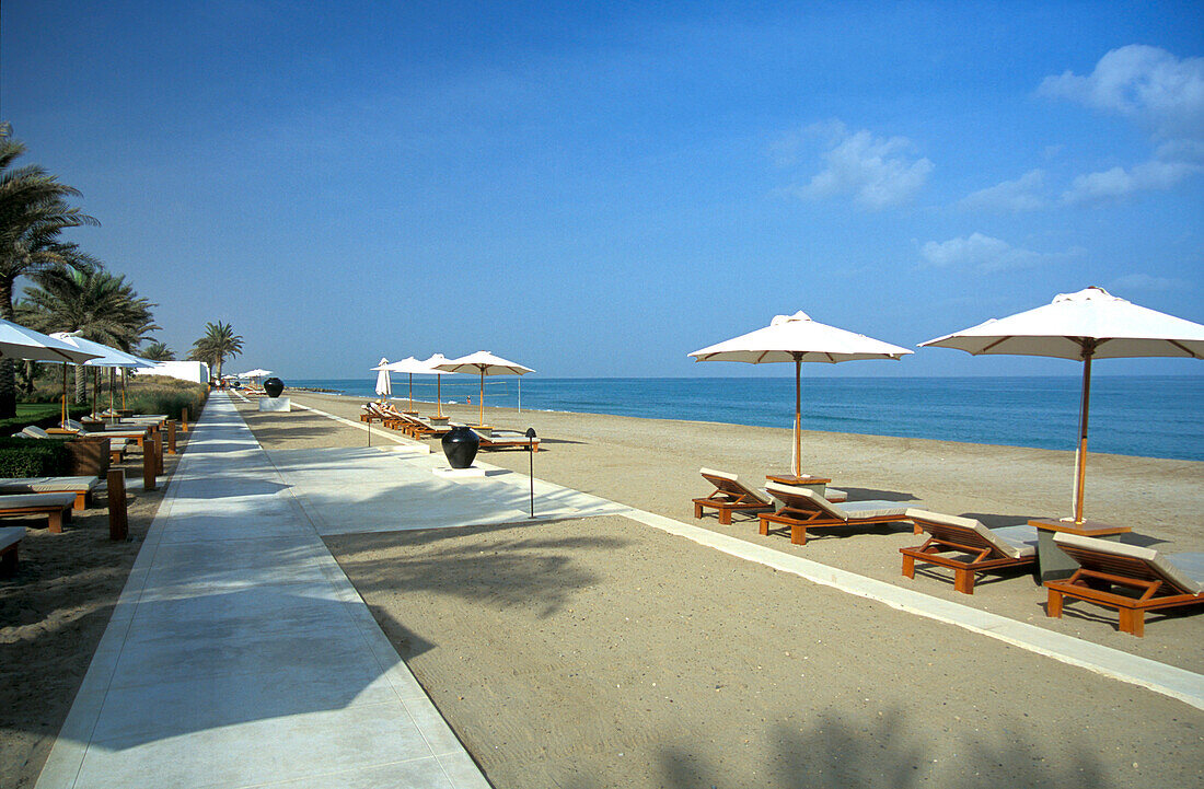 Sonnenliegen am menschenleeren Strand des Chedi Hotel, Maskat, Oman