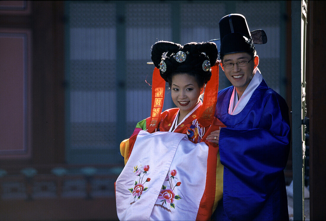 Wedding couple in traditional Korean costumes, Kyo, Seoul, South Korea Asia