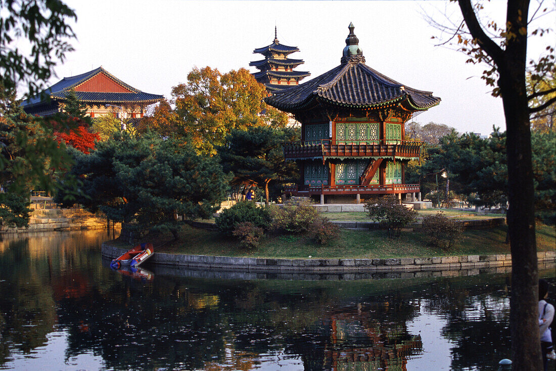 Blick auf Hyang Wonyong Pavillon im Kyongbokkung Park im Herbst, Seoul, Südkorea, Korea, Asien