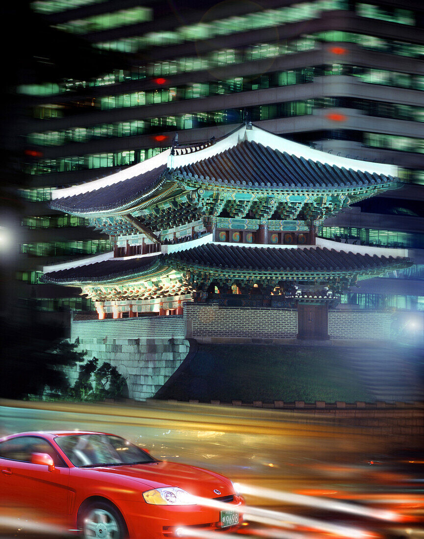Koreanisches Auto beim Namdaemun Gate, Seoul, South Korea, Asia