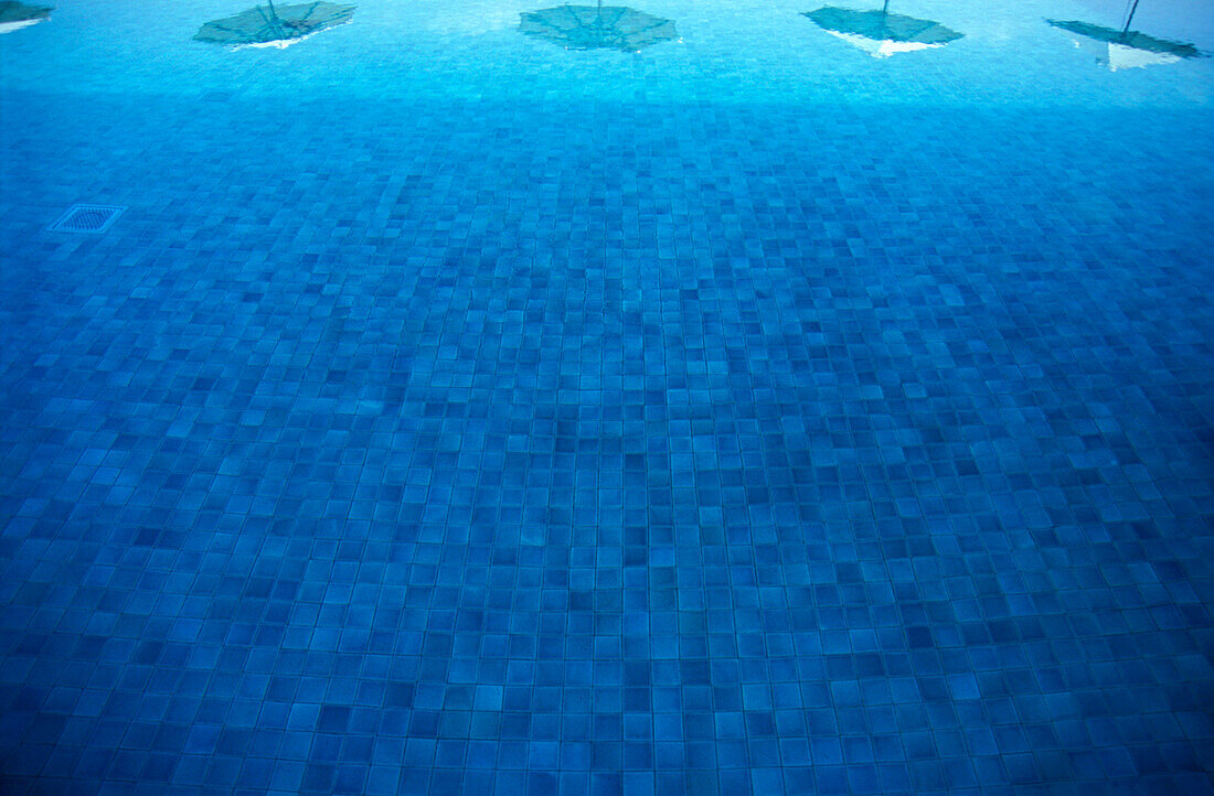 Spiegelung auf dem Wasser des Chedi Pool, The Chedi Hotel, Maskat, Oman, Vorderasien, Asien