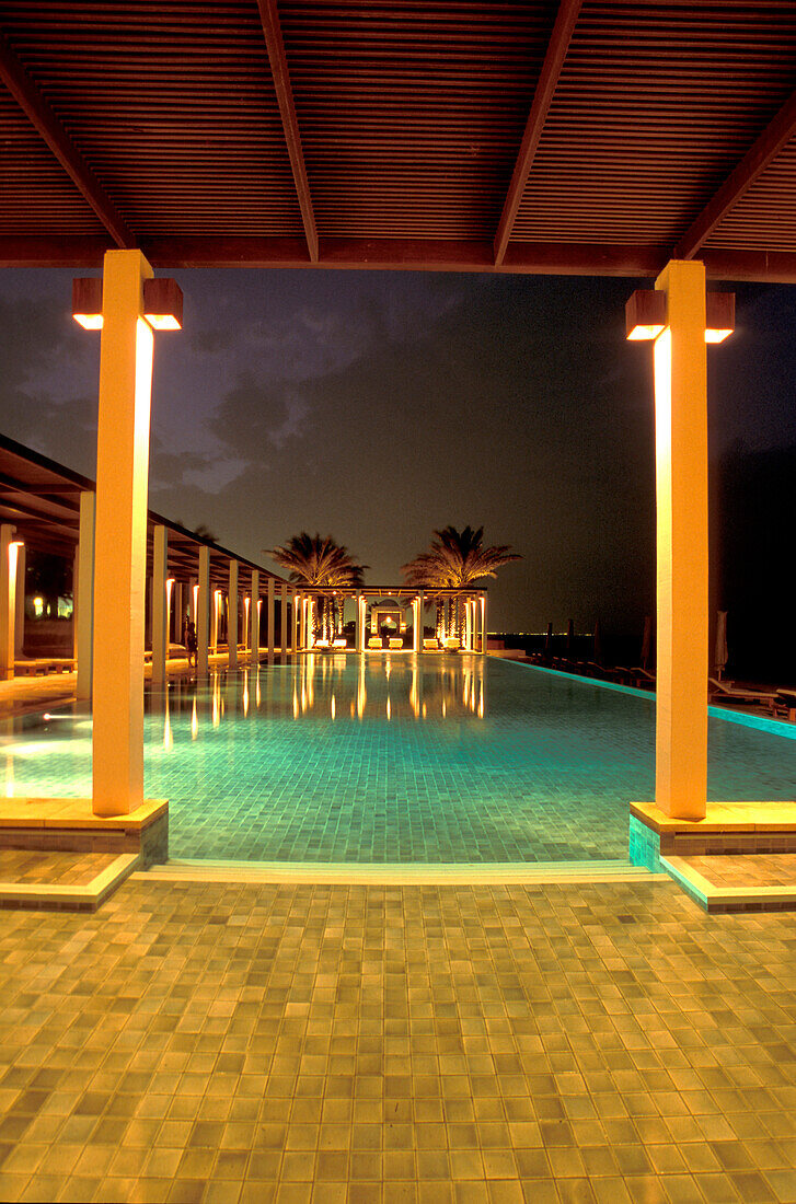 Der beleuchtete Chedi Pool bei Nacht, The Chedi Hotel, Maskat, Oman, Vorderasien, Asien