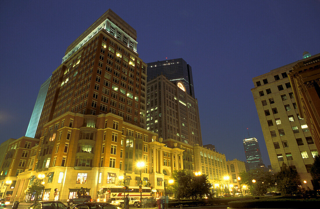 Gebäude in der Boylston Street bei Nacht, Boston, Massachusetts, USA, Amerika