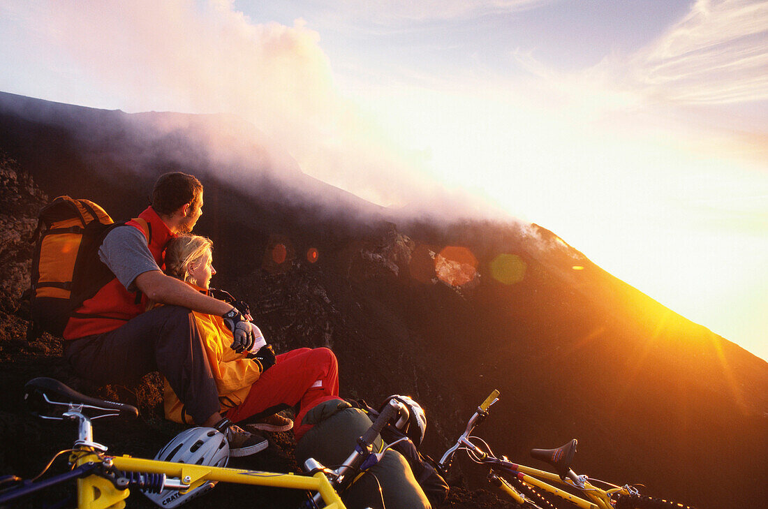 Mountainbiker auf der Insel Vulcano bei Sonnenuntergang, Liparische Inseln, Sizilien, Italien, Europa