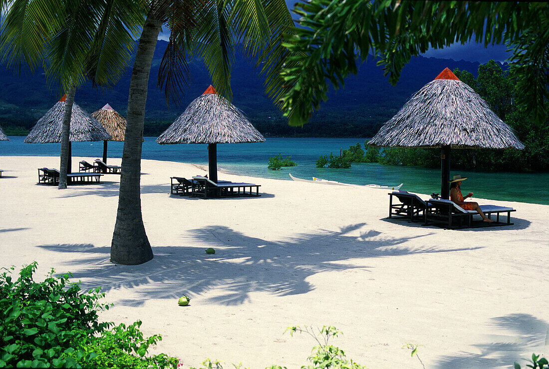 Menschen am Strand im Sonnenlicht, Badian Insel, Cebu, Philippinen, Asien