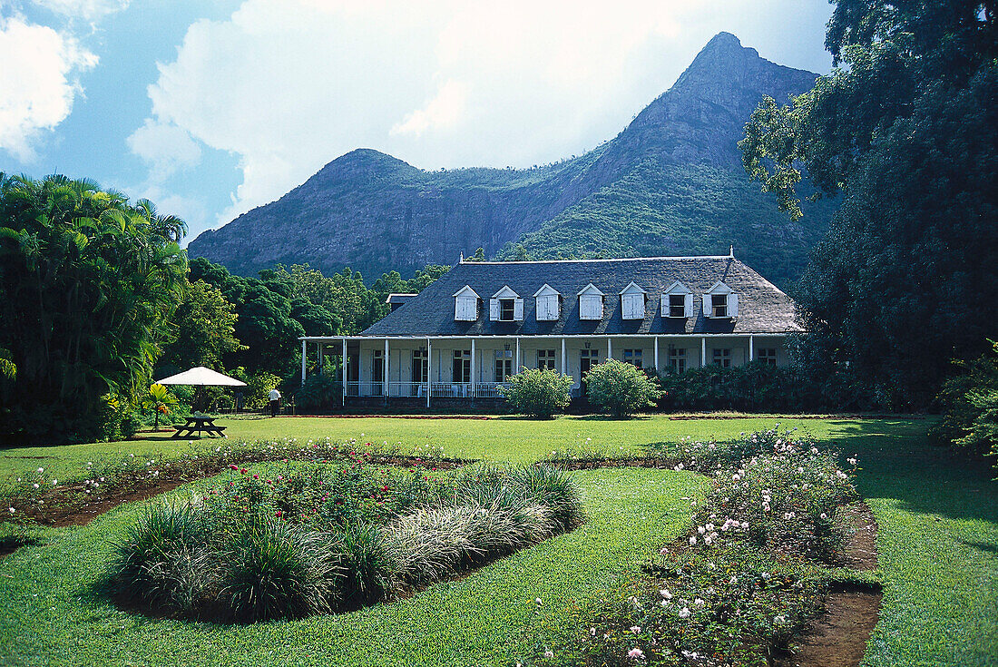 Historisches Kolonialhaus und Gartem vor einem Berg, Eureka, Mauritius, Afrika