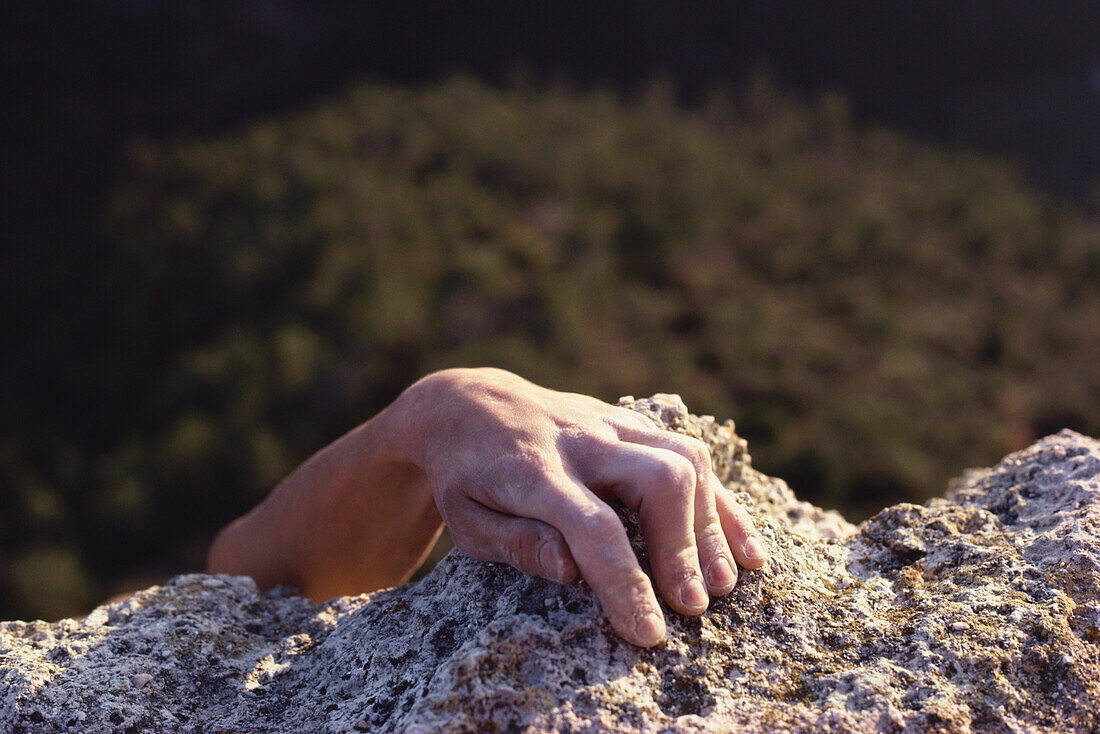 Hand eines Bergsteigers, Freeclimbing, Provence, Frankreich